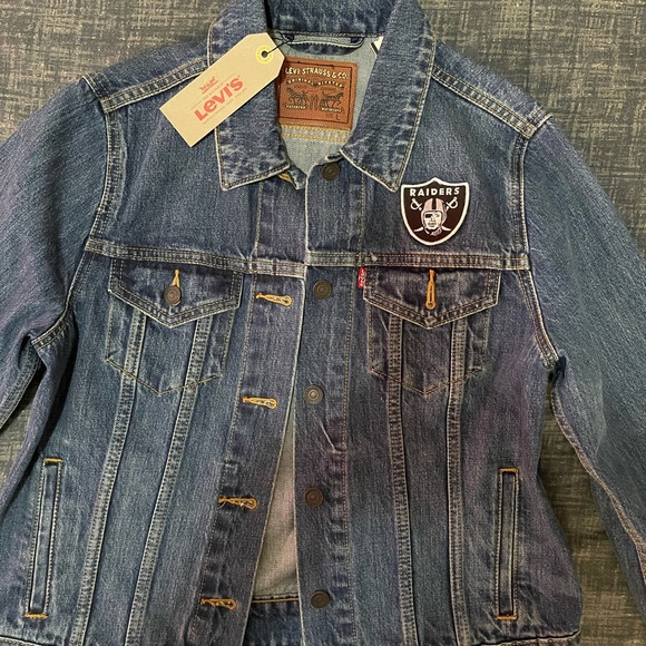 Unisex Levi’s Jackets 
Licensed NFL, NBA and MLB Sport Teams Levi Jackets $75 - Picture 9 of 9